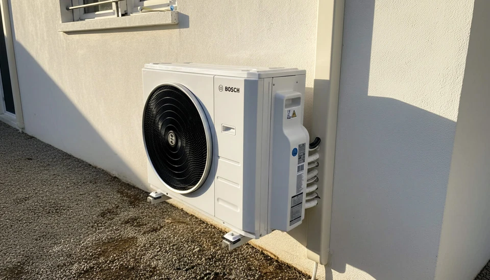 Unité extérieure de pompe à chaleur air-air montée sur façade ou châssis externe d'une maison résidentielle, photographiée en journée avec ciel dégagé. L'appareil doit être clairement visible et en bon état, installé professionnellement. La maison et l'environnement doivent apparaître nets en arrière-plan pour montrer l'intégration de l'équipement dans un contexte résidentiel réel.